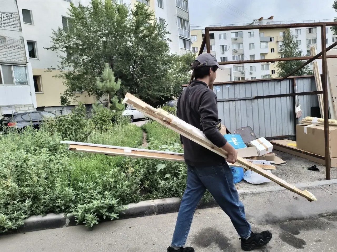 Своих не бросаем: волонтёры помогли ветерану СВО начать ремонт квартиры